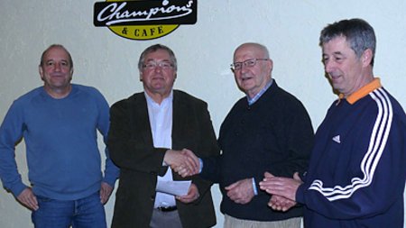 Junge und ältere Menschen beweisen Sportlichkeit