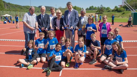 Am Eröffnungswochenende strahlt der blau-weiße Himmel über der neuen Sportanlage