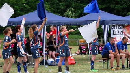 Handballer, die miteinander spielen, addieren ihre Potenziale. Handballer, die miteinander feiern, multiplizieren ihre Potenziale!