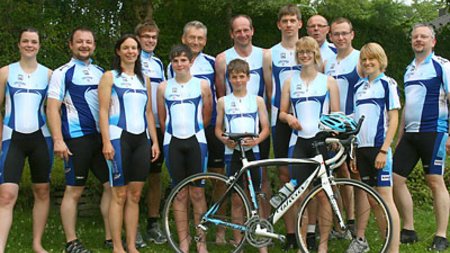 Triathleten mit neuen Wettkampfanzügen ausgestattet
