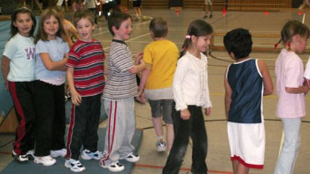 Blauer Montag in der Grundschule ? Neuer Schulleiter heißt Handballer willkommen