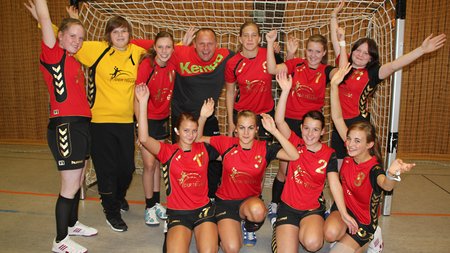 Handballmädels im goldenen Teller-Outfit
