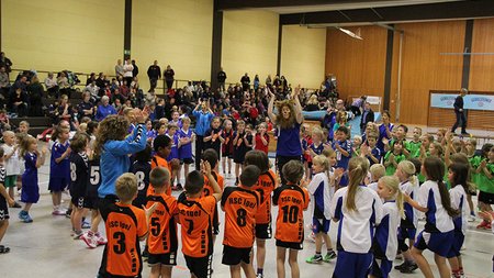 Riesiges LÖWEN-MINI-HANDBALL-TURNIER in der Brunnenstadt