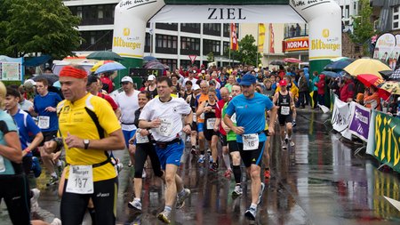 Fast 500 Stadtlaufteilnehmer trotz Dauerregen