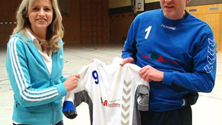 Linden Apotheke leistet Handballern ?Erste Hilfe?