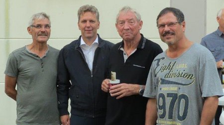 Faustballer verabschieden Manfred Butschkau
