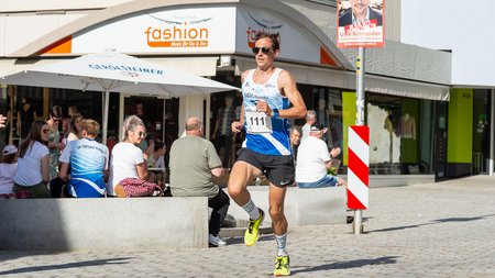 Favorit Yannik Duppich gewinnt den Hauptlauf des 34. Gerolsteiners Stadtlaufes