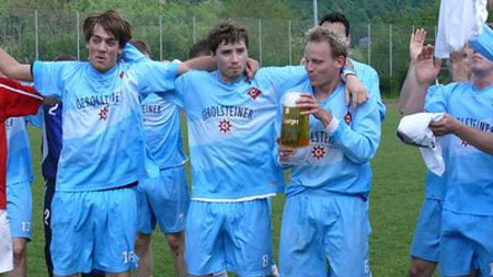 Geschafft! 1. Mannschaft gewinnt 5 : 0 und steigt auf