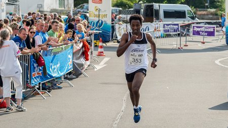 Samuel Fitwi Sibhatu dominiert den 32. Gerolsteiner Stadtlauf