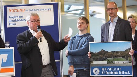 Stiftung der Volksbank Eifel unterstützt den Bau des Minispielfeldes
