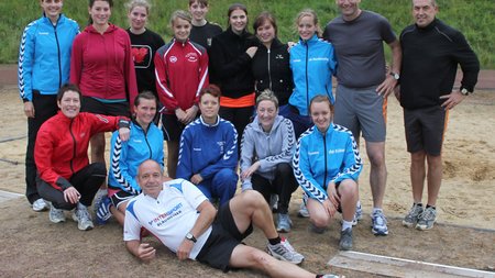 Gerolsteiner Stadtbürgermeister Bernd May nimmt Maß bei den Handballdamen