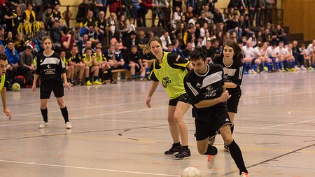 Schwarz-Gelb erstürmt die Grundschulhalle