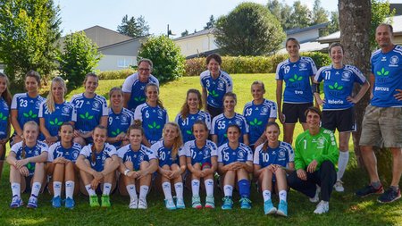 Gerolsteiner Handballdamen präsentieren sich in „kräftigem blau-weiß“