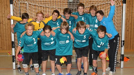 Handwerker unterstützt Handballer